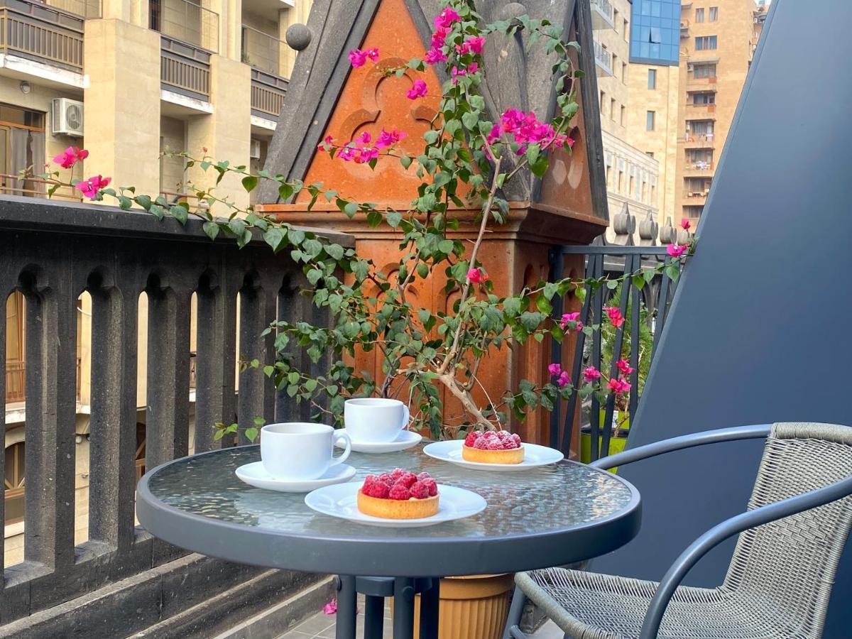 Heart Of Yerevan - City Center Luxury Apartments Esterno foto